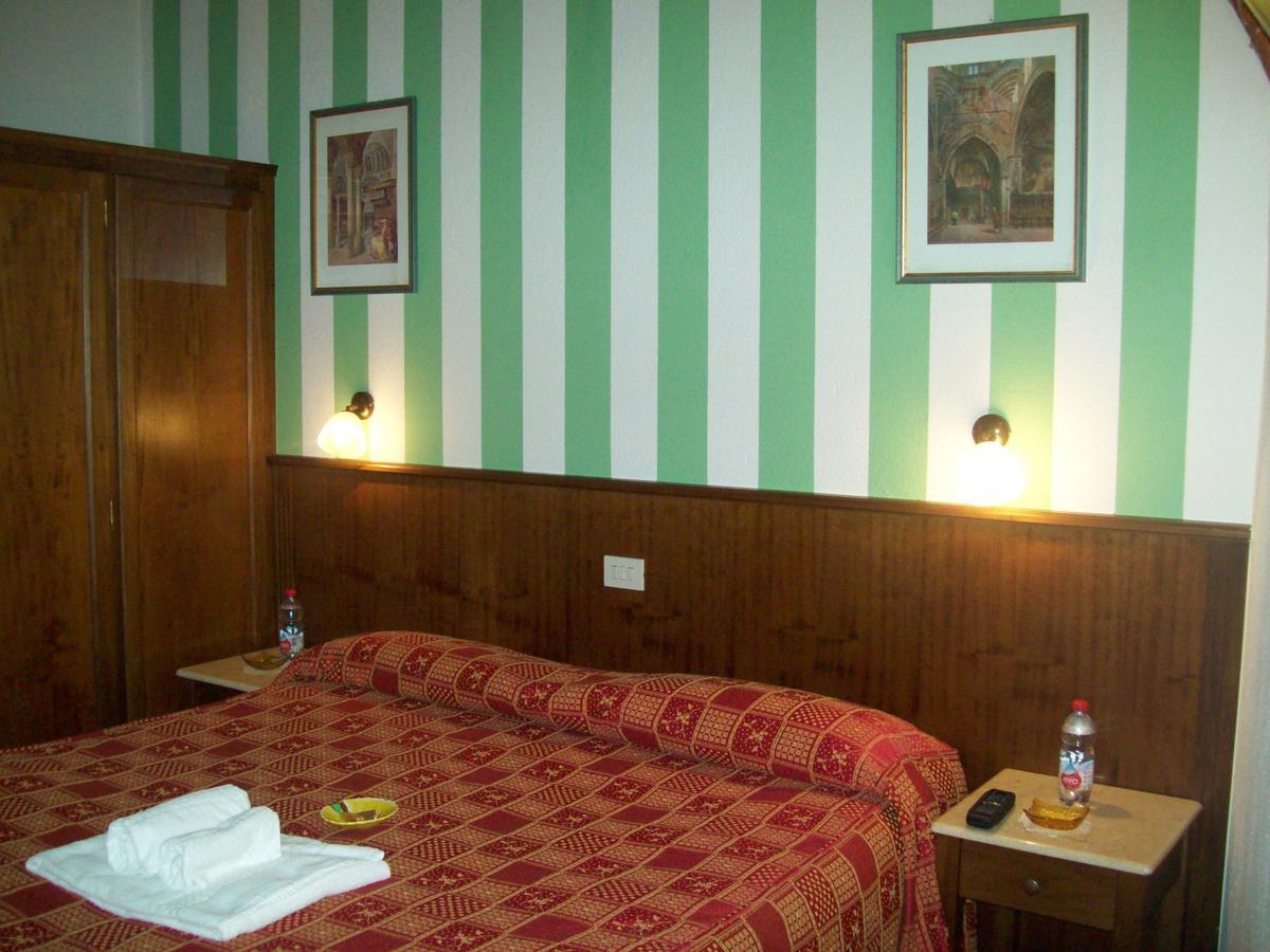 Hotel Excalibur Revello Luaran gambar
