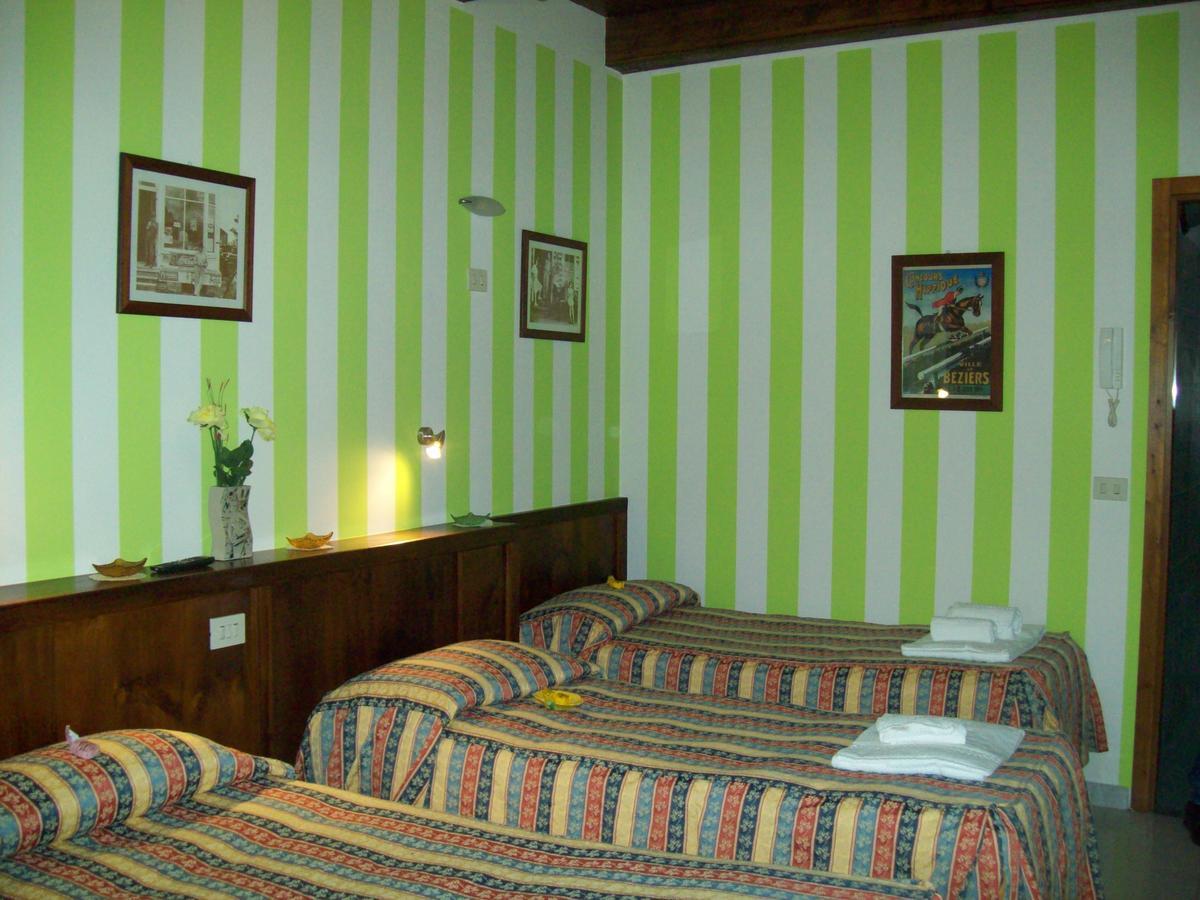 Hotel Excalibur Revello Luaran gambar